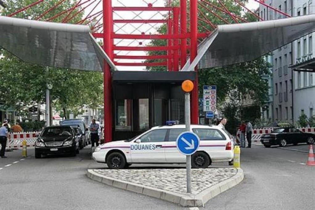 3 Personnes, Frontiere Suisse Saint-Louis (Haut-Rhin)